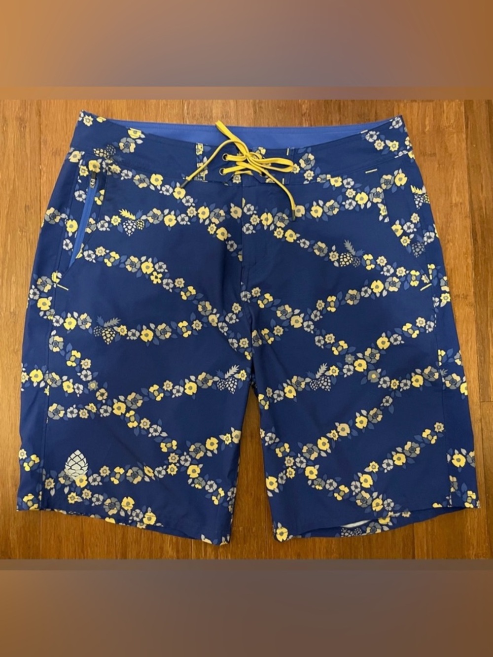 Stio Blue Swim Board Shorts Yellow Floral 33 /M /L Bathing Suit Beach Vacation